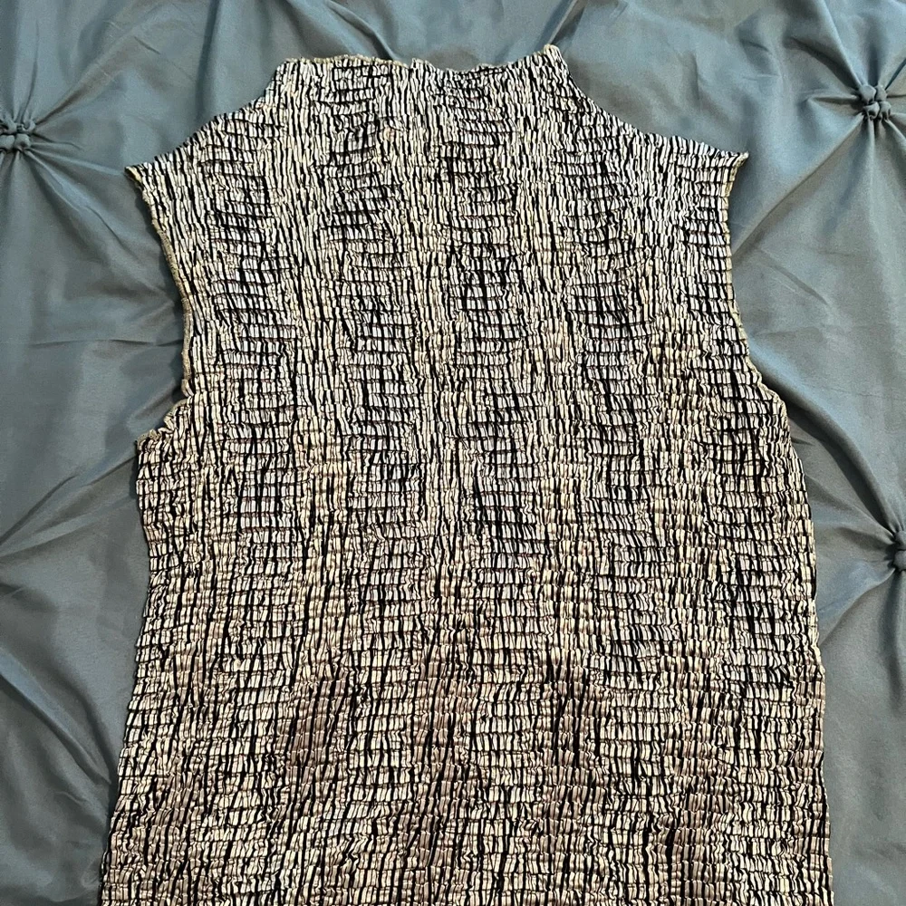 Plisse stretchy mock turtleneck sleeveless top - Picture 4 of 6